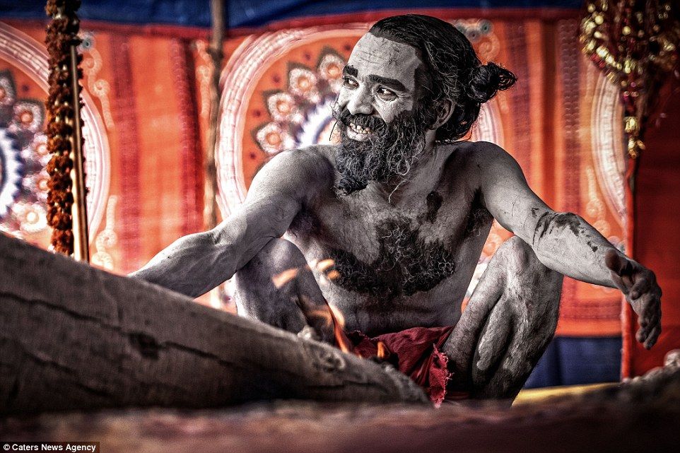 Kisah Dari Tradisi Suku Aghori India, Yang Memakan Abu Daging Mayat
