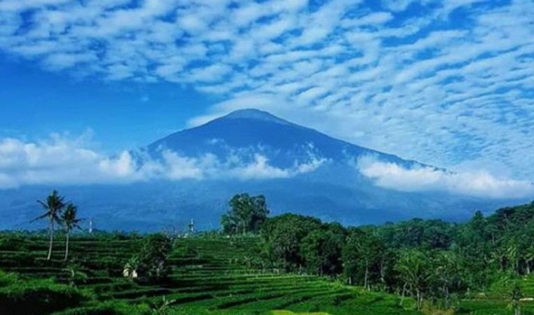 Kisah Nyi Linggi & Misteri di Balik Keindahan Gunung Ciremai